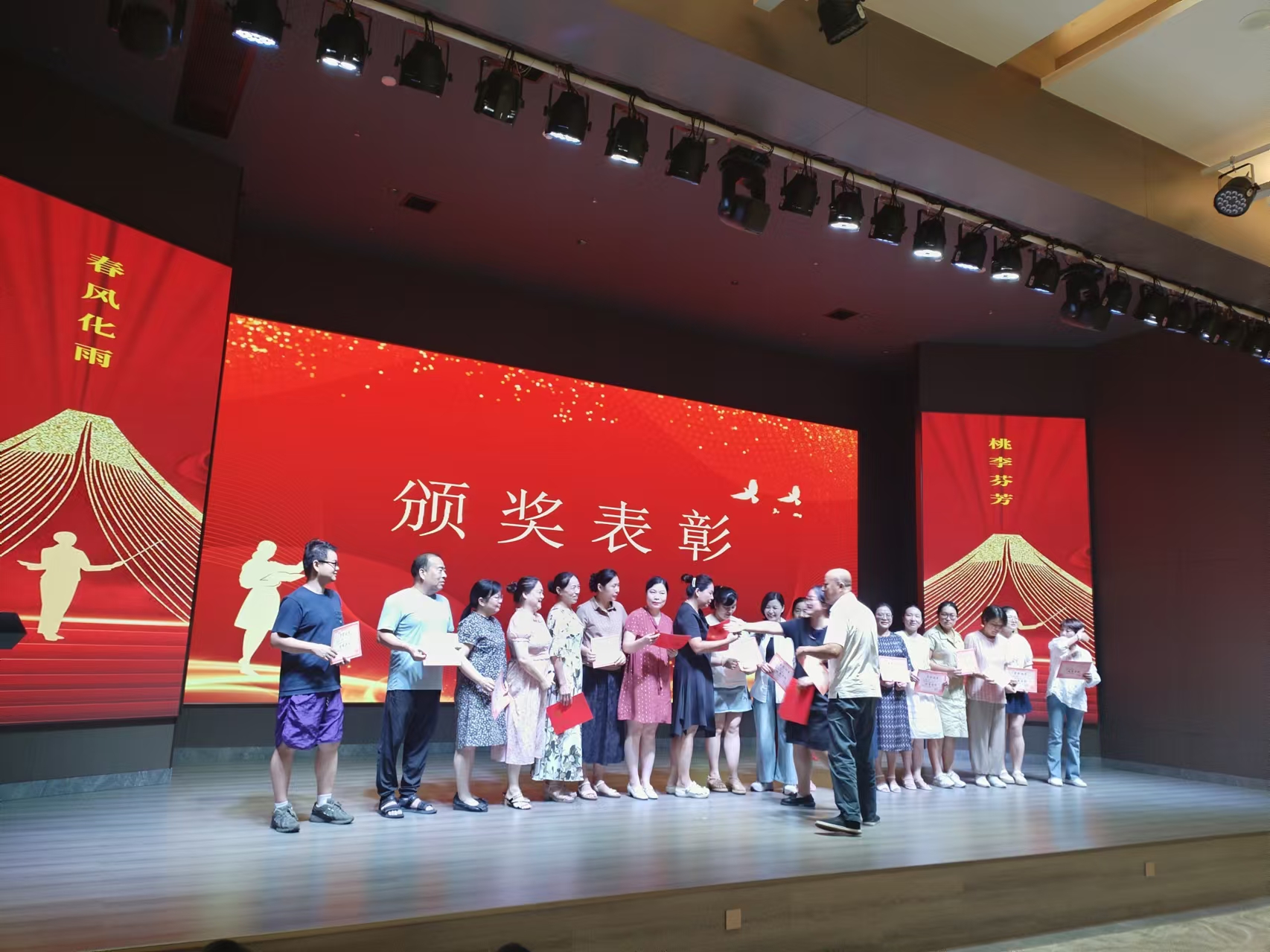 9月10日，曙光学校教师节文艺晚会在九州平台,九州(中国)一站式服务平台
溢香园酒店举办